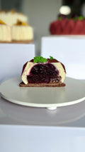 Pastel de mousse de chocolate con frutos del bosque
